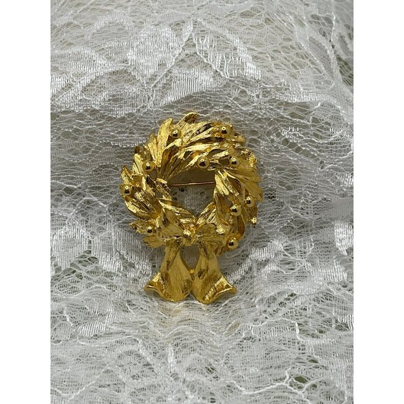 Napier Jewelry - Napier Vintage Gold Tone Holiday Wreath Brooch